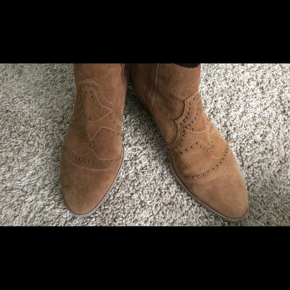 Vince Camuto ankle suede zipper in back
